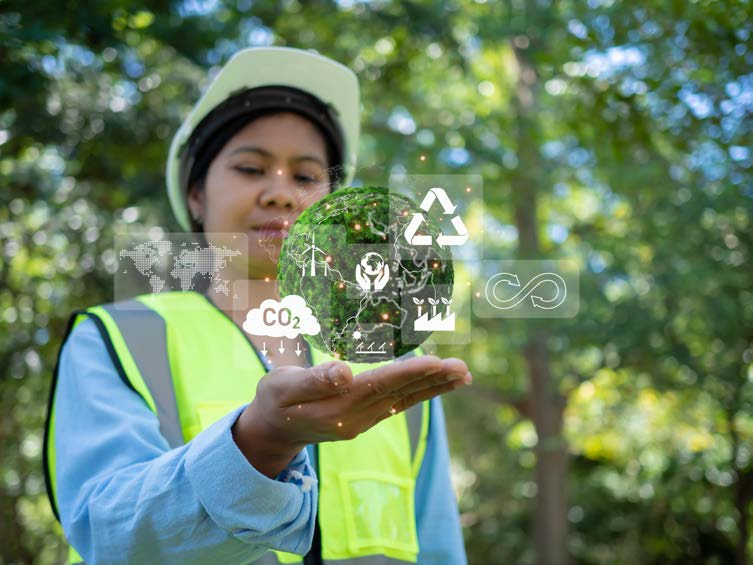 Mujer sosteniendo un mundo en la mano