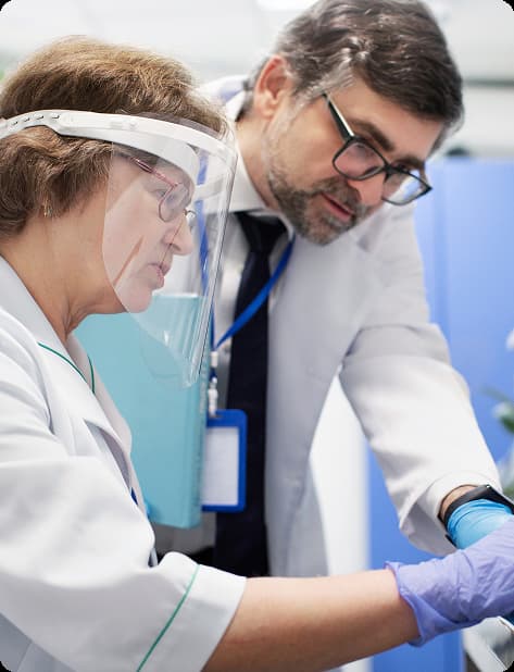 Imagen de dos personas en un laboratorio.